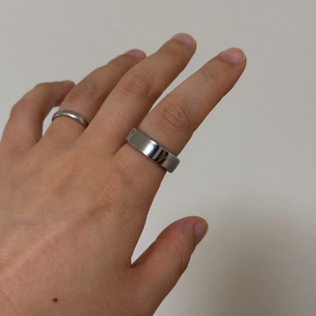 RingConn Gen 2 を中指に着けた手の甲側。外から見ると普通のシルバーリングと変わらない