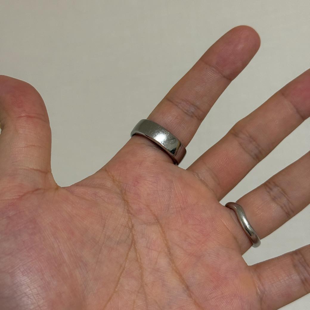 手のひら側から見た RingConn Gen 2。幅と厚みが分かるカット