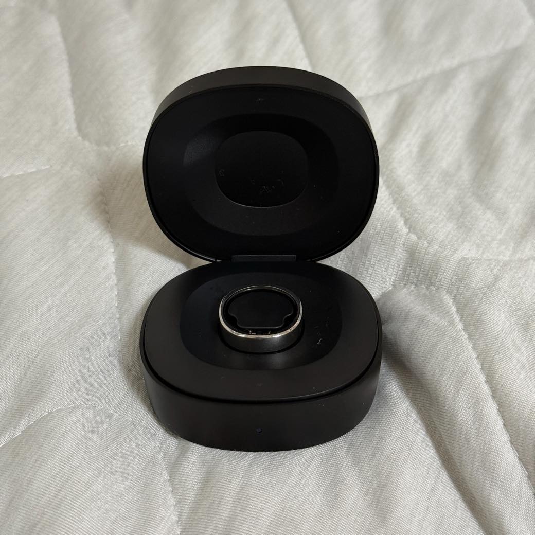 RingConn Gen 2 の充電ケースを開けたところ。リングが中に収まっている