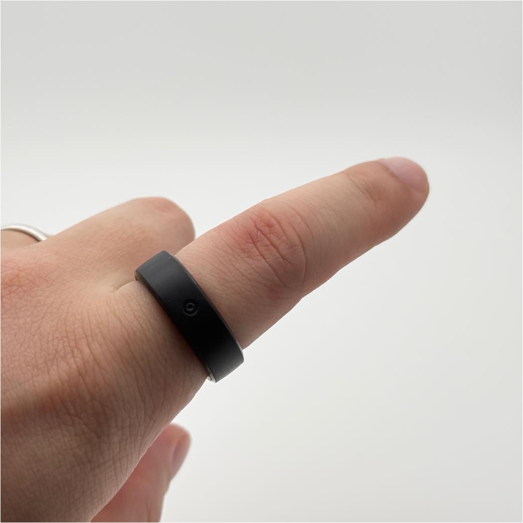 サイズ確認キットのサンプルリングを人差し指にはめて確かめているところ