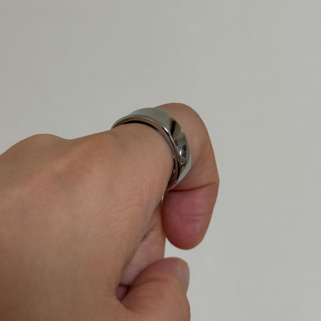 RingConn Gen 2 を横から見たアップ。リングの厚みと丸みが分かる