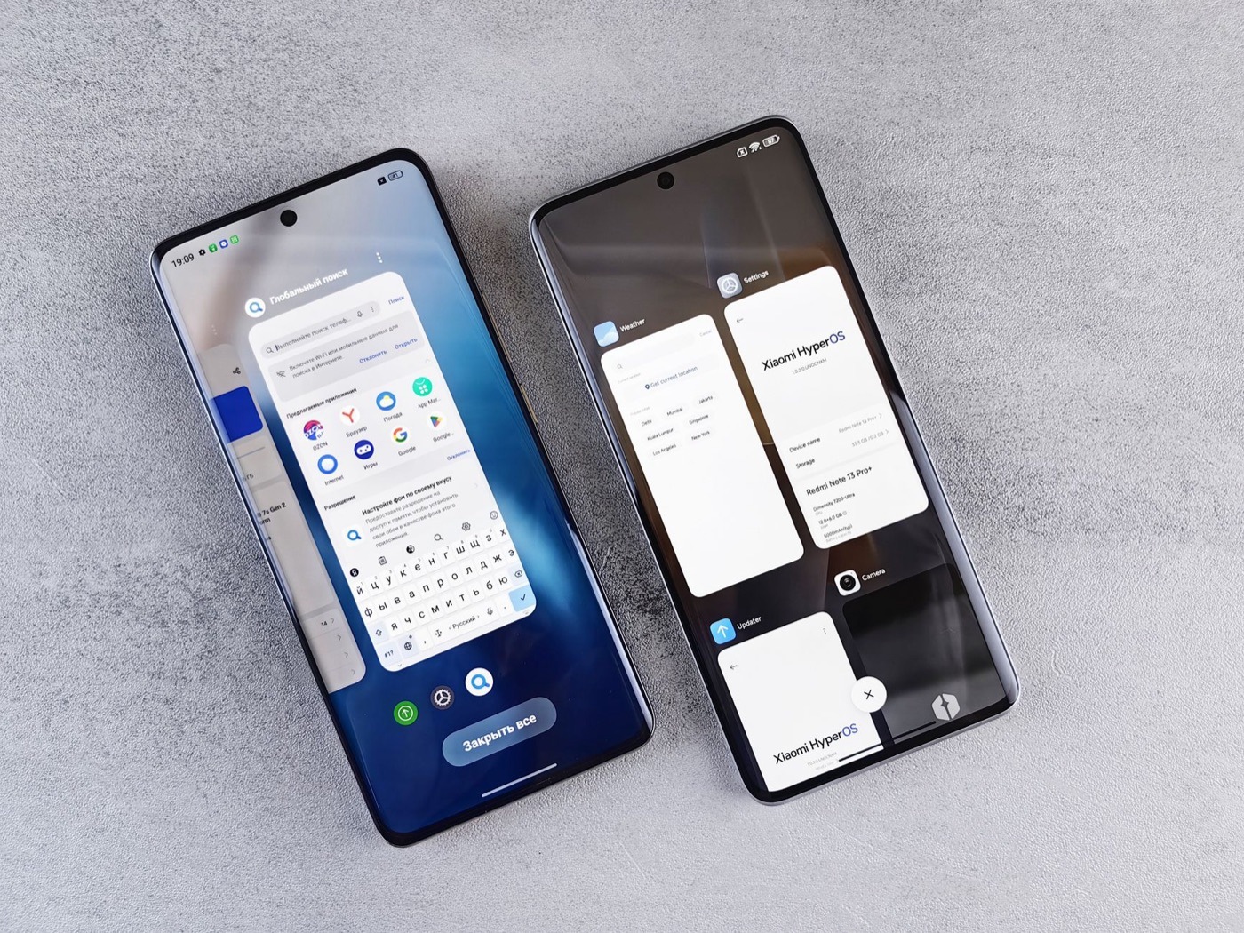 2台のスマートフォンを並べて比べる手元